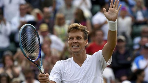 Rozesmátý Tomáš Berdych po vítězství nad Lucasem Pouillem ve čtvrtfinále Wimbledonu. Rozesmátý Tomáš Berdych po vítězství nad Lucasem Pouillem ve čtvrtfinále Wimbledonu.