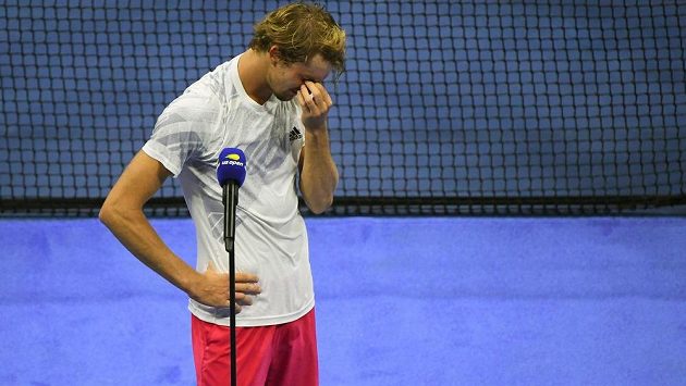 Německý tenista Alexander Zverev se po finále US Open rozplakal. Německý tenista Alexander Zverev se po finále US Open rozplakal.