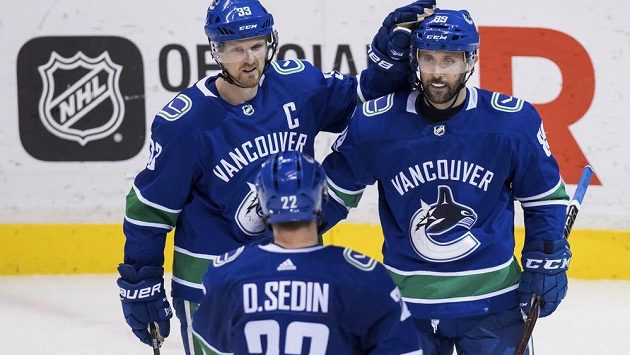 Dvojčata Daniel a Henrik Sedinovi končí po 18 letech kariéru v NHL. Švédští hokejoví bratři ji celou strávili ve Vancouveru Canucks. Dvojčata Daniel a Henrik Sedinovi končí po 18 letech kariéru v NHL. Švédští hokejoví bratři ji celou strávili ve Vancouveru Canucks.