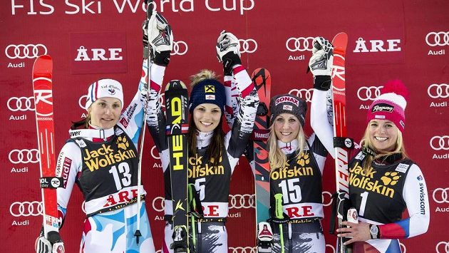 Zleva v obřím slalomu v Aare druhá Francouzka Anemone Marmottanová, vítězná Rakušanka Anna Fenningerová a společně třetí Švýcarka Lara Gutová a Eva-Maria Bremová z Rakouska. Zleva v obřím slalomu v Aare druhá Francouzka Anemone Marmottanová, vítězná Rakušanka Anna Fenningerová a společně třetí Švýcarka Lara Gutová a Eva-Maria Bremová z Rakouska.