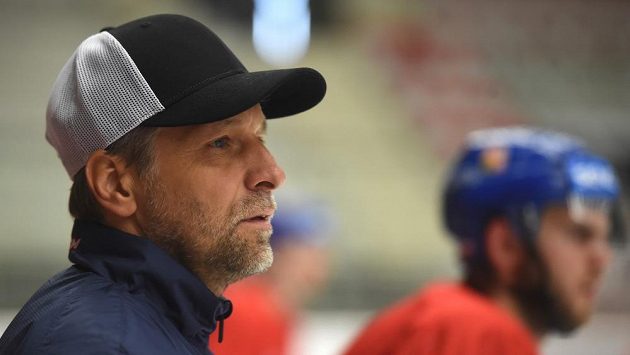 Kouč Josef Jandač na tréninku české hokejové reprezentace v Třinci před přípravnými zápasy se Slovenskem. Kouč Josef Jandač na tréninku české hokejové reprezentace v Třinci před přípravnými zápasy se Slovenskem.