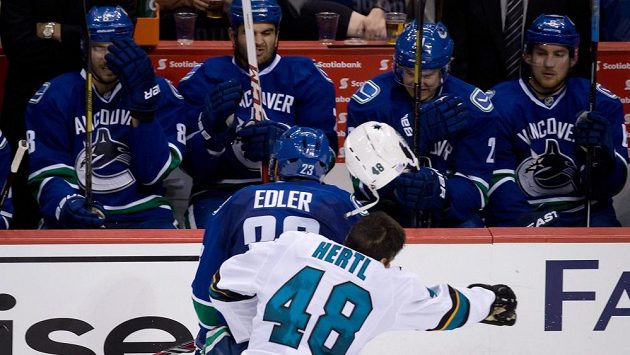 Žralok Tomáš Hertl byl hlídán v utkání ve Vancouveru na každém kroku. V tvrdém souboji s Alexanderem Edlerem přišel o helmu. Žralok Tomáš Hertl byl hlídán v utkání ve Vancouveru na každém kroku. V tvrdém souboji s Alexanderem Edlerem přišel o helmu.