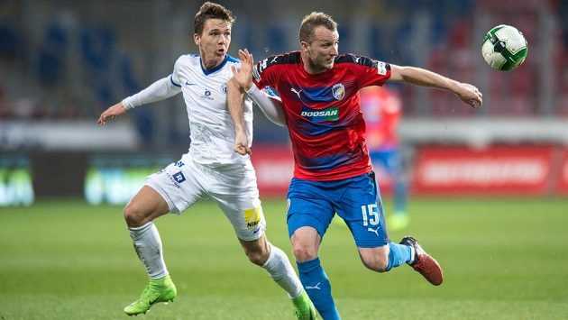 Ondřej Karafiát z Liberce (vlevo) a Michael Krmenčík z Viktorie Plzeň. Ondřej Karafiát z Liberce (vlevo) a Michael Krmenčík z Viktorie Plzeň.