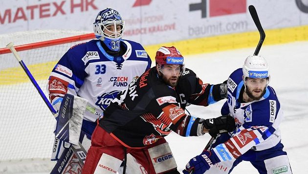 Brankář Lukáš Klimeš (vlevo) a Jakub Zbořil (vpravo) z Brna a Radek Smoleňák z Hradce Králové. Brankář Lukáš Klimeš (vlevo) a Jakub Zbořil (vpravo) z Brna a Radek Smoleňák z Hradce Králové.