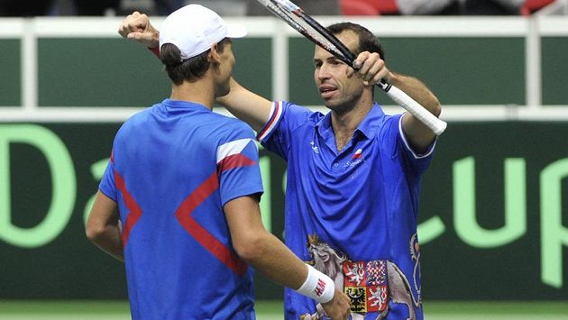 Čeští tenisté Tomáš Berdych (vlevo) a Radek Štěpánek po vítězství nad nizozemským párem Haas - Rojer. Čeští tenisté Tomáš Berdych (vlevo) a Radek Štěpánek po vítězství nad nizozemským párem Haas - Rojer.