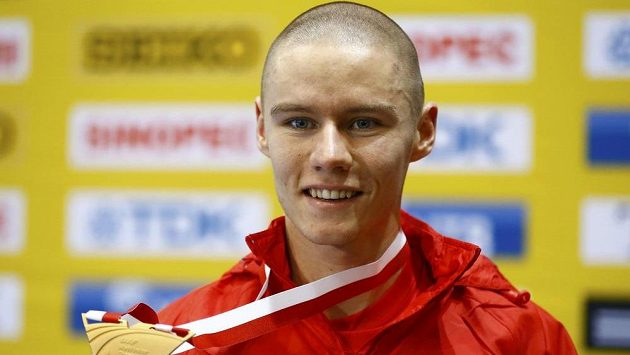 Pavel Maslák pózuje se zlatou medailí na halovém mistrovství světa v Sopotech. Pavel Maslák pózuje se zlatou medailí na halovém mistrovství světa v Sopotech.