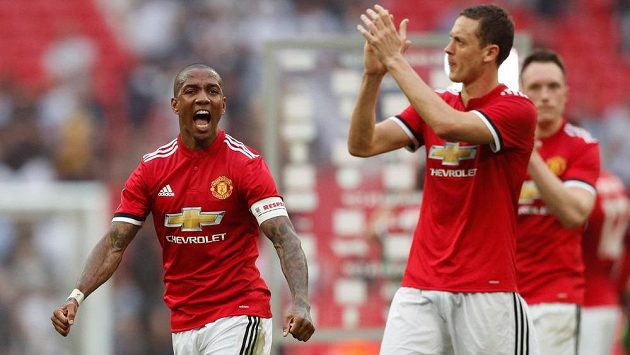 Fotbalisté Manchesteru United Ashley Young (vlevo) a Nemanja Matič oslavují pohárový triumf nad Tottenhamem. Fotbalisté Manchesteru United Ashley Young (vlevo) a Nemanja Matič oslavují pohárový triumf nad Tottenhamem.
