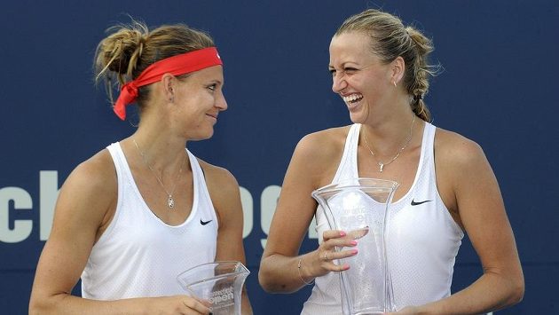 Petra Kvitová (vpravo) po výhře nad krajankou Lucií Šafářovou ve finále turnaje v New Havenu. Petra Kvitová (vpravo) po výhře nad krajankou Lucií Šafářovou ve finále turnaje v New Havenu.