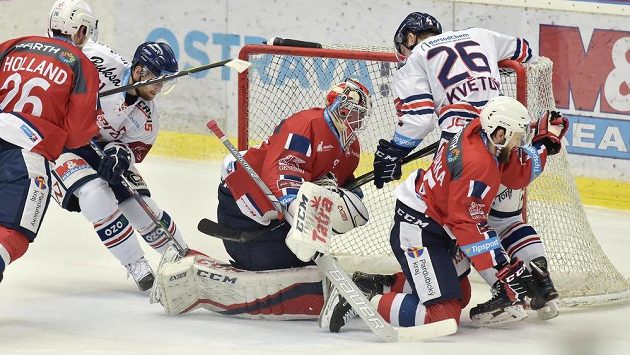 V mlýnici před pardubickou brankou (zleva) Rhett Holland z Pardubic, Radoslav Tybor z Vítkovic, brankář Pardubic Ondřej Kacetl, David Květoň z Vítkovic a Marek Hovorka z Pardubic. V mlýnici před pardubickou brankou (zleva) Rhett Holland z Pardubic, Radoslav Tybor z Vítkovic, brankář Pardubic Ondřej Kacetl, David Květoň z Vítkovic a Marek Hovorka z Pardubic.