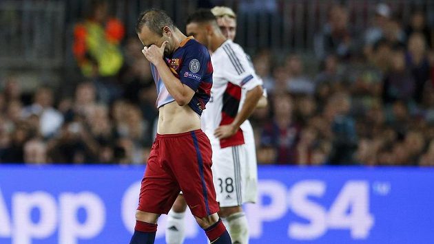Zraněný Andrés Iniesta z Barcelony opouští Camp Nou. Zraněný Andrés Iniesta z Barcelony opouští Camp Nou.