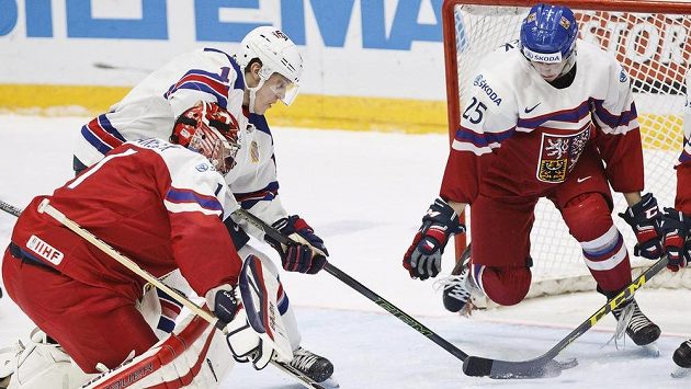 Američan Christian Dvorak (uprostřed) překonává brankáře Vítka Vaněčka ve čtvrtfinále MS 20. Vpravo Filip Hronek. Američan Christian Dvorak (uprostřed) překonává brankáře Vítka Vaněčka ve čtvrtfinále MS 20. Vpravo Filip Hronek.