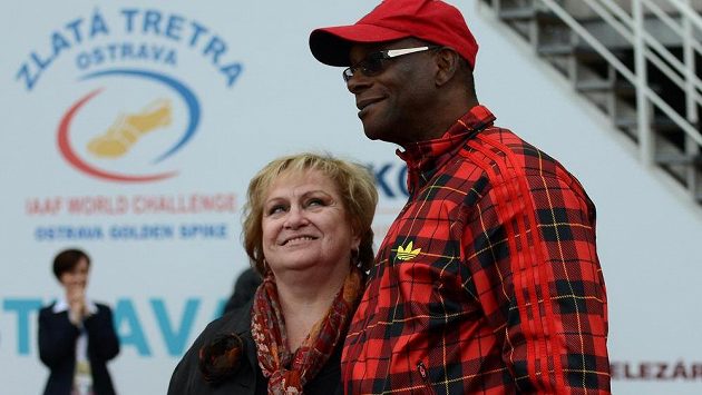 Olympijský vítěz Bob Beamon a Věra Čáslavská během 52. ročníku atletického mítinku Zlatá tretra v Ostravě. Olympijský vítěz Bob Beamon a Věra Čáslavská během 52. ročníku atletického mítinku Zlatá tretra v Ostravě.