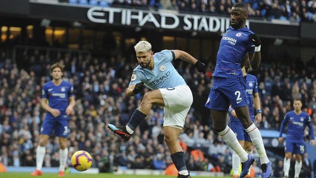 Sergio Agüero z Manchesteru City dává svůj třetí gól proti Chelsea. Sergio Agüero z Manchesteru City dává svůj třetí gól proti Chelsea.