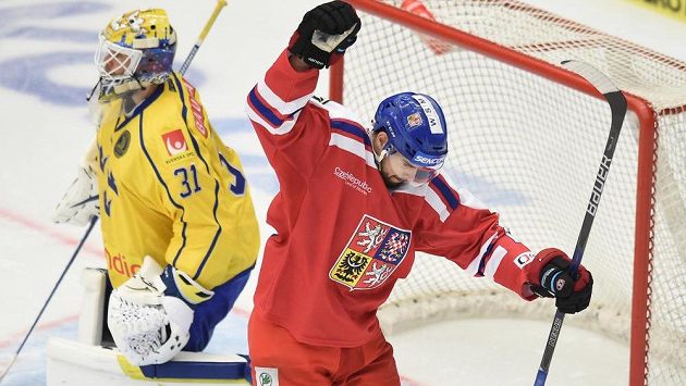 Český útočník Michal Birner se raduje z gólu proti Švédům v Českých Budějovicích. Český útočník Michal Birner se raduje z gólu proti Švédům v Českých Budějovicích.