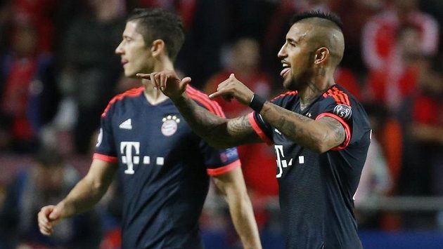 Robert Lewandowski (vlevo) a Arturo Vidal z Bayernu se radují poté, co dovedli odvetu s Benfikou do postupového konce. Robert Lewandowski (vlevo) a Arturo Vidal z Bayernu se radují poté, co dovedli odvetu s Benfikou do postupového konce.