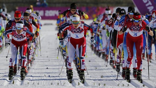 Start skiatlonu žen. Eva Vrabcová-Nývltová je ukrytá v hloubi pole, nakonec oslaví jedenácté místo. Start skiatlonu žen. Eva Vrabcová-Nývltová je ukrytá v hloubi pole, nakonec oslaví jedenácté místo.