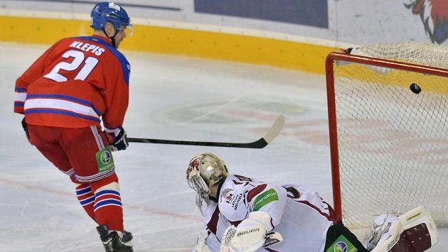 Jakub Klepiš ze Lva proměňuje jeden ze svých tří úspěšných samostatných nájezdů proti Rize. Jakub Klepiš ze Lva proměňuje jeden ze svých tří úspěšných samostatných nájezdů proti Rize.