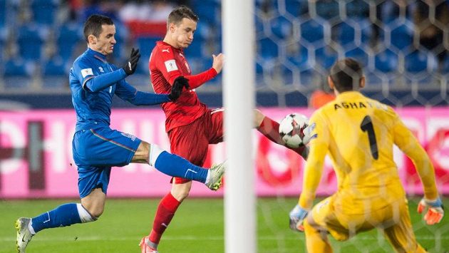 Český obránce Jan Sýkora se snaží ohrozit branku Ázerbájdžánu v kvalifikačním utkání o postup na MS 2018. Český obránce Jan Sýkora se snaží ohrozit branku Ázerbájdžánu v kvalifikačním utkání o postup na MS 2018.