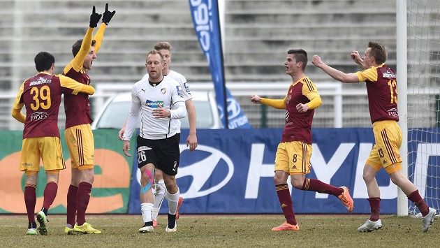 Marek Hanousek z Dukly (druhý zleva) se raduje z gólu proti Plzni. Marek Hanousek z Dukly (druhý zleva) se raduje z gólu proti Plzni.