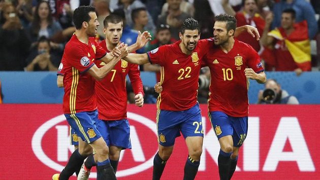 Zleva Sergio Busquets, Álvaro Morata, úspěšný střelec Nolito a Cesc Fábregas oslavují gól proti Turecku. Zleva Sergio Busquets, Álvaro Morata, úspěšný střelec Nolito a Cesc Fábregas oslavují gól proti Turecku.