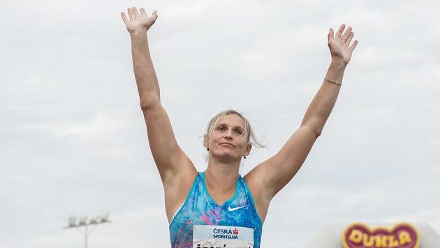 Oštěpařka Barbora Špotáková zdraví fanoušy na Memoriálu Josefa Odložila. Oštěpařka Barbora Špotáková zdraví fanoušy na Memoriálu Josefa Odložila.