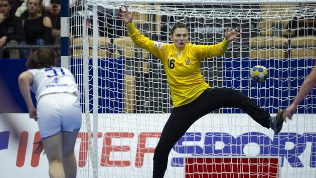 Brankářka Lucie Satrapová proti Rusce Karině Sabirovové. Brankářka Lucie Satrapová proti Rusce Karině Sabirovové.
