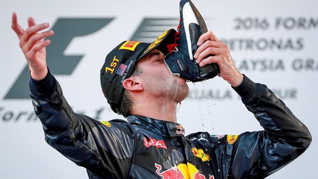 Australský pilot Daniel Ricciardo pije šampaňské z vlastní boty po triumfu ve Velké ceně Malajsie. Australský pilot Daniel Ricciardo pije šampaňské z vlastní boty po triumfu ve Velké ceně Malajsie.