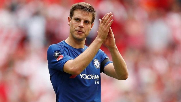 Cesar Azpilicueta z Chelsea po vítězství v pohárovém semifinále nad Southamptonem. Cesar Azpilicueta z Chelsea po vítězství v pohárovém semifinále nad Southamptonem.