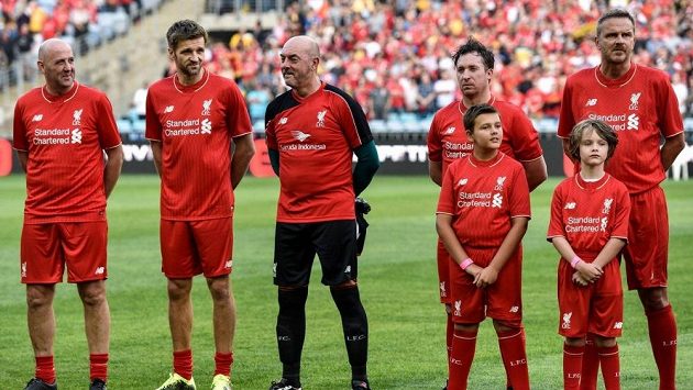 Bruce Grobbelaar (uprosřed) při exhibičním zápasu Liverpoolu. Bruce Grobbelaar (uprosřed) při exhibičním zápasu Liverpoolu.