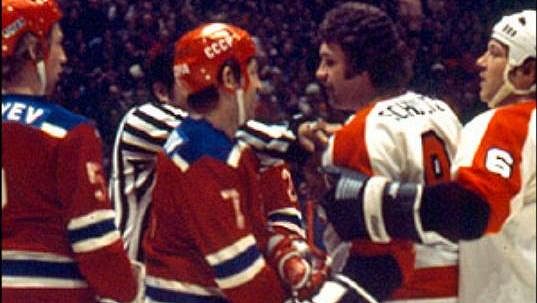 Hráči Philadelphie Dave Schultz a Moose Dupont si zjednávají respekt ruských hráčů. Hráči Philadelphie Dave Schultz a Moose Dupont si zjednávají respekt ruských hráčů.