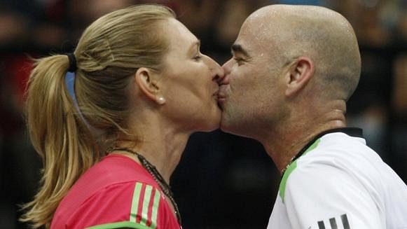 Andre Agassi líbá svoji manželku Steffi Grafovou na tenisové exhibici v červnu 2011 v Praze. Andre Agassi líbá svoji manželku Steffi Grafovou na tenisové exhibici v červnu 2011 v Praze.