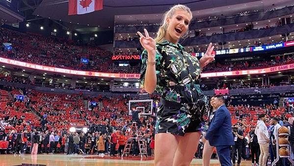 Eugenie Bouchardová pózovala při finále NBA v Torontu. Eugenie Bouchardová pózovala při finále NBA v Torontu.