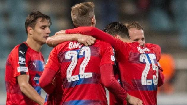 Fotbalisté Viktorie Plzeň oslavují vítězství 1:0 na Dukle. Fotbalisté Viktorie Plzeň oslavují vítězství 1:0 na Dukle.