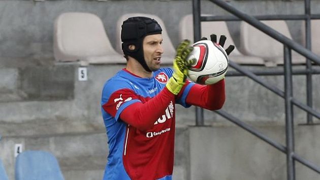 Petr Čech na tréninku fotbalové reprezentace v Rize. Petr Čech na tréninku fotbalové reprezentace v Rize.