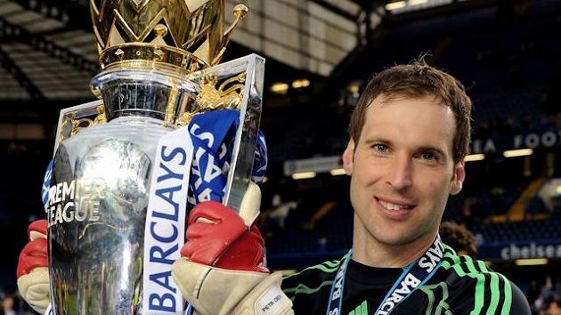 Petr Čech se v dresu Chelsea radoval ze zisku mnoha trofejí, teď jej možná čeká netradiční přípravný zápas. Petr Čech se v dresu Chelsea radoval ze zisku mnoha trofejí, teď jej možná čeká netradiční přípravný zápas.