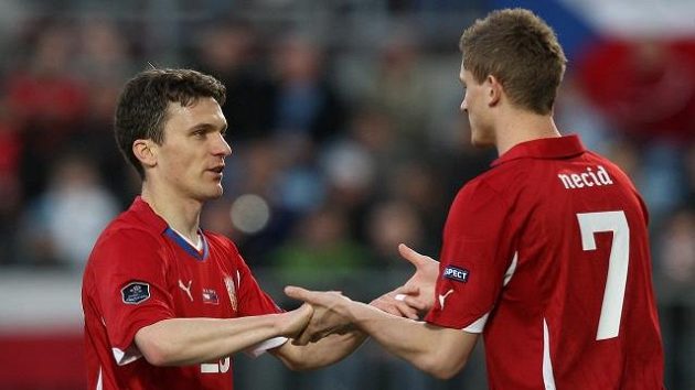 David Lafata (vlevo) a Tomáš Necid si podávají ruce v reprezentačním dresu. Nominace na Holanďany je ovšem volná jen pro jednoho z nich... David Lafata (vlevo) a Tomáš Necid si podávají ruce v reprezentačním dresu. Nominace na Holanďany je ovšem volná jen pro jednoho z nich...
