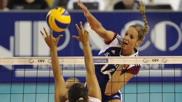 Helena Havelková smečuje přes Galit Devašovou z Izraele v utkání Evropské ligy volejbalistek v Brně Helena Havelková smečuje přes Galit Devašovou z Izraele v utkání Evropské ligy volejbalistek v Brně