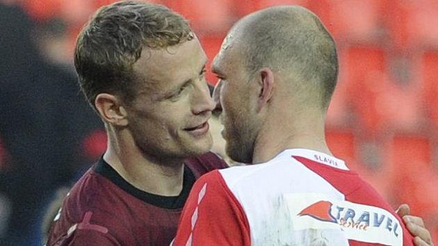 Bod nakonec brali oba... Staří známí Jiří Jarošík (vlevo) ze Sparty i Martin Latka ze Slavie. Bod nakonec brali oba... Staří známí Jiří Jarošík (vlevo) ze Sparty i Martin Latka ze Slavie.