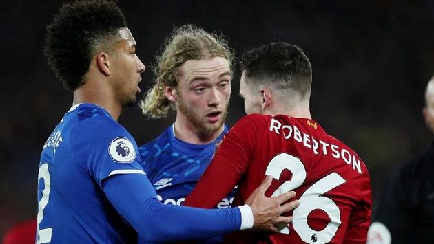 Záložník Evertonu Tom Davies diskutuje s obráncem Liverpoolu Andrewem Robertsonem během 15. kola Premier League Záložník Evertonu Tom Davies diskutuje s obráncem Liverpoolu Andrewem Robertsonem během 15. kola Premier League
