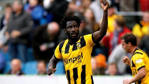 Útočník Arnhemu Bony Wilfried se raduje z branky do sítě Eindhovenu. Útočník Arnhemu Bony Wilfried se raduje z branky do sítě Eindhovenu.