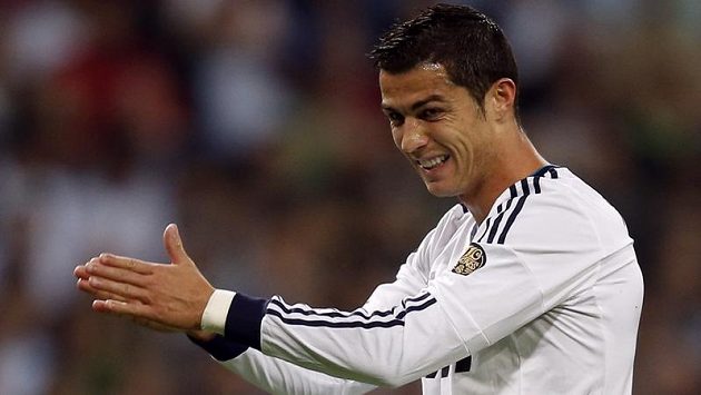 Cristiano Ronaldo z Realu Madrid si mne ruce během utkání s Deportivem La Coruňa. Cristiano Ronaldo z Realu Madrid si mne ruce během utkání s Deportivem La Coruňa.