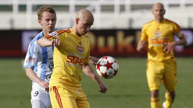 Fotbalista Dukly Hašek si kryje míč před boleslavským Chramostou v utkání 27. kola Gambrinus ligy Fotbalista Dukly Hašek si kryje míč před boleslavským Chramostou v utkání 27. kola Gambrinus ligy