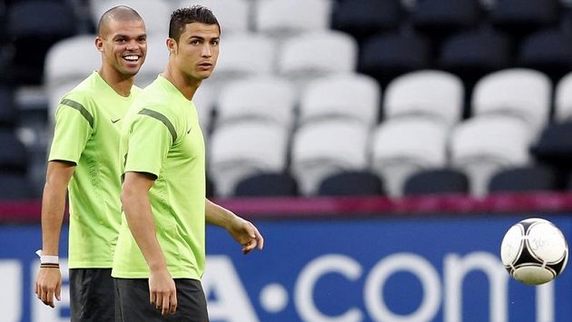 Fotbalisté Pepe (vlevo) a Cristiano Ronaldo na tréninku portugalského týmu Fotbalisté Pepe (vlevo) a Cristiano Ronaldo na tréninku portugalského týmu