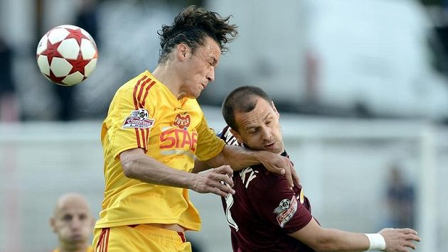 Tomislav Božič z Dukly (vlevo) a Marek Matějovský ze Sparty. Tomislav Božič z Dukly (vlevo) a Marek Matějovský ze Sparty.