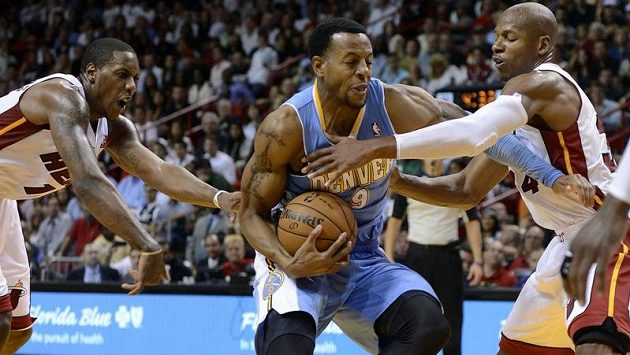André Iguodala (uprostřed) byl nejlepším hráčem Denveru. André Iguodala (uprostřed) byl nejlepším hráčem Denveru.