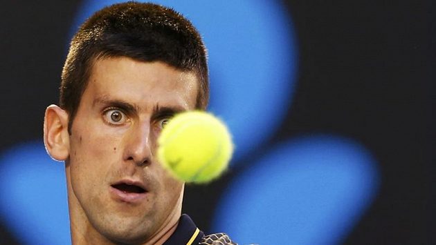 Světová jednička Novak Djokovič sleduje míček v semifinále Australian Open. Světová jednička Novak Djokovič sleduje míček v semifinále Australian Open.