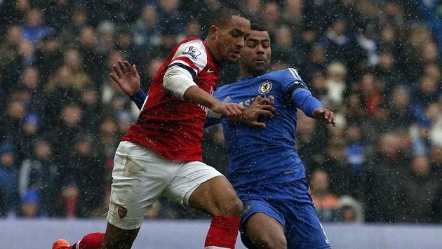 Obránce Chelsea Ashley Cole (vpravo) se snaží zastavit Thea Walcotta z Arsenalu. Obránce Chelsea Ashley Cole (vpravo) se snaží zastavit Thea Walcotta z Arsenalu.
