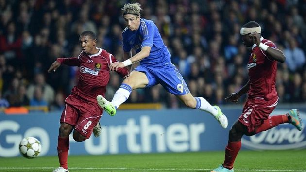 Útočník Chelsea Fernando Torres střílí na branku Nordsjaellandu za asistence Patricka Mtiligy a Jorese Okoreho Útočník Chelsea Fernando Torres střílí na branku Nordsjaellandu za asistence Patricka Mtiligy a Jorese Okoreho