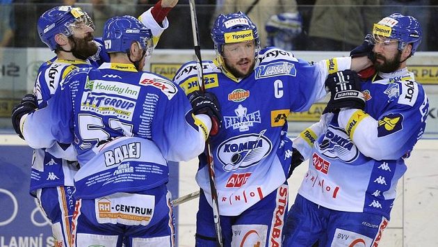 Brněnští hokejisté se radují z vyrovnávacího gólu proti Pardubicím v šestém finále. Brněnští hokejisté se radují z vyrovnávacího gólu proti Pardubicím v šestém finále.