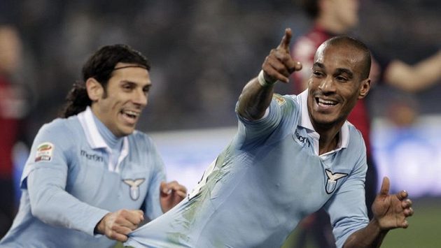 Abdoulay Konko z Lazia Řím (vpravo) se raduje z branky se svým spoluhráčem Sergiem Floccarim. Abdoulay Konko z Lazia Řím (vpravo) se raduje z branky se svým spoluhráčem Sergiem Floccarim.